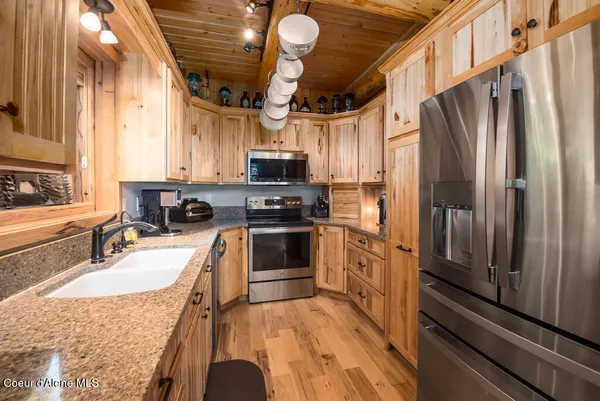 $575,000 | 28 Creekside Lane, Hope, ID 83836