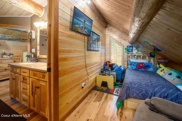 $575,000 | 28 Creekside Lane, Hope, ID 83836