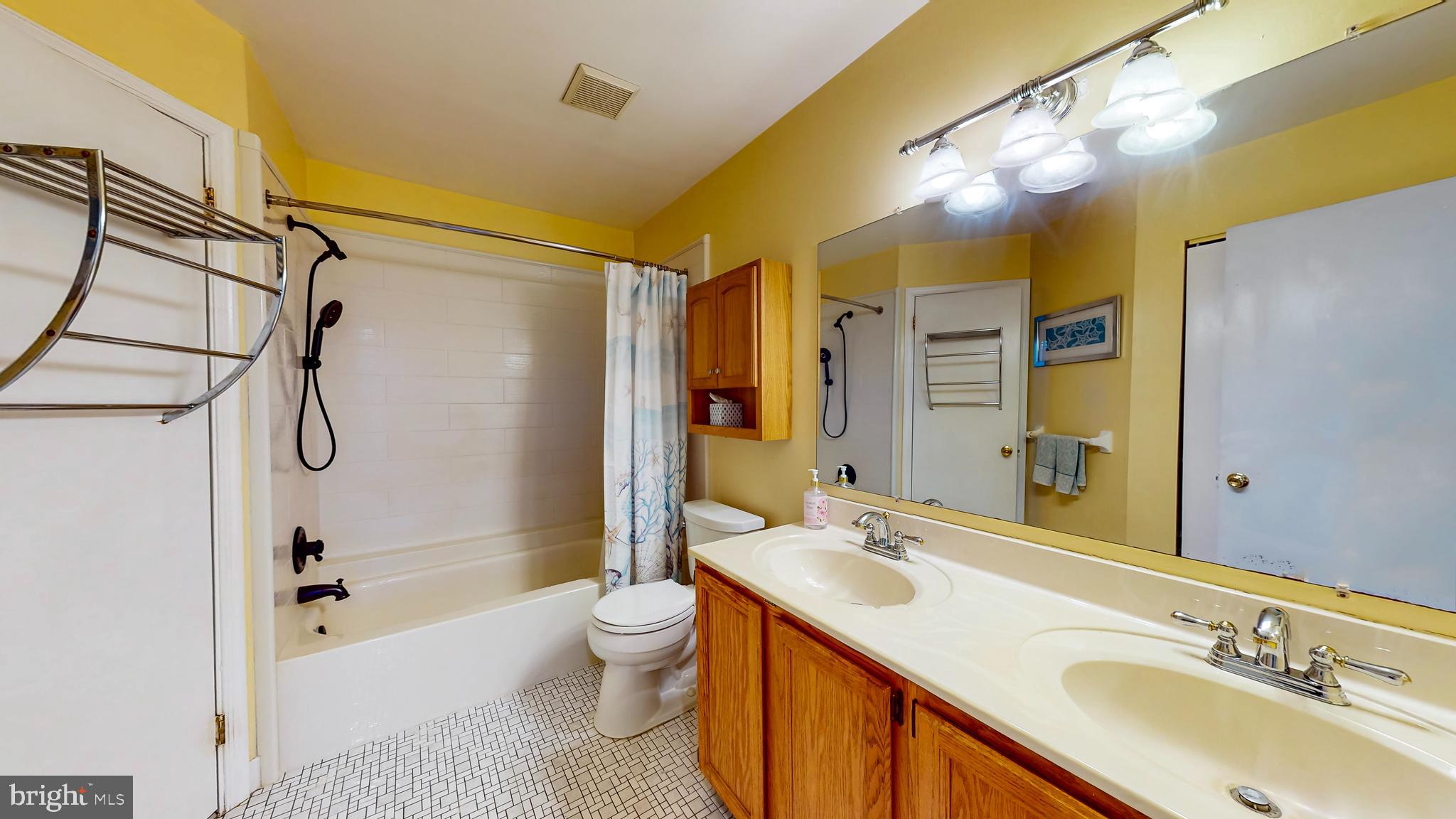 56 Ruth Road Brookhaven, PA 19015 - Photo 19 of 37 Jack and Jill Bath