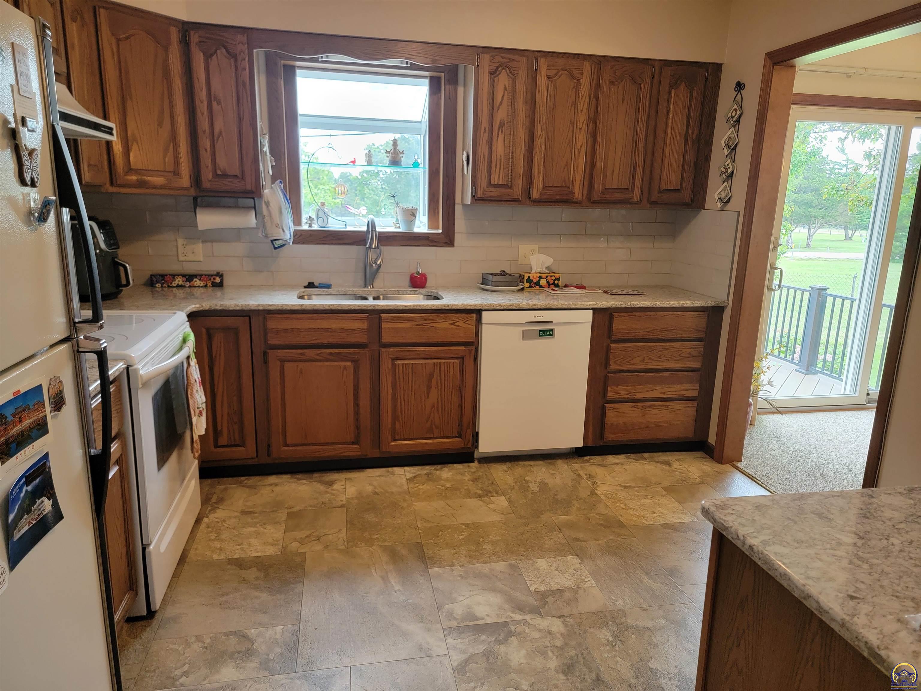 2002 Schaeffer Way Emporia, KS 66801 - Photo 11 of 28