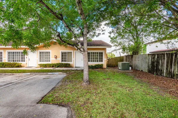 $2,200 | 3838 Southwest 48th Avenue, Unit 3838, Hollywood, FL 33023