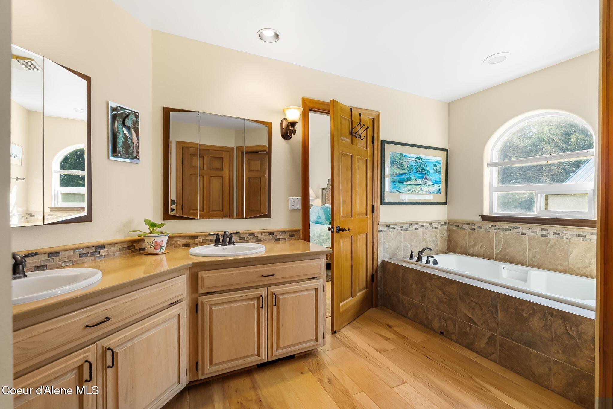 338 Steep Lane Cocolalla, ID 83813 - Photo 29 of 73 Extra deep bathtub