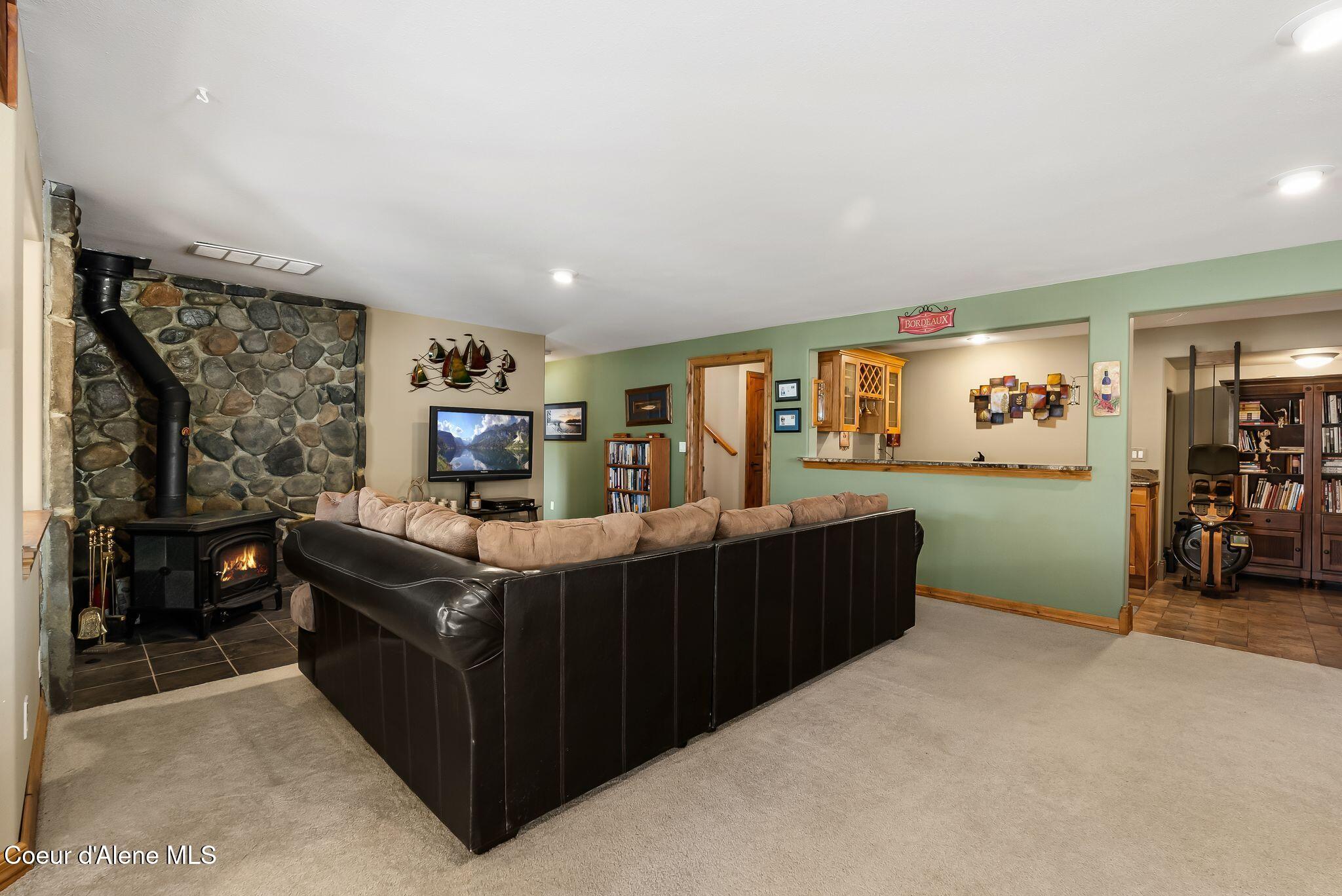 338 Steep Lane Cocolalla, ID 83813 - Photo 32 of 73 Family room