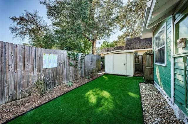 a view of a back yard