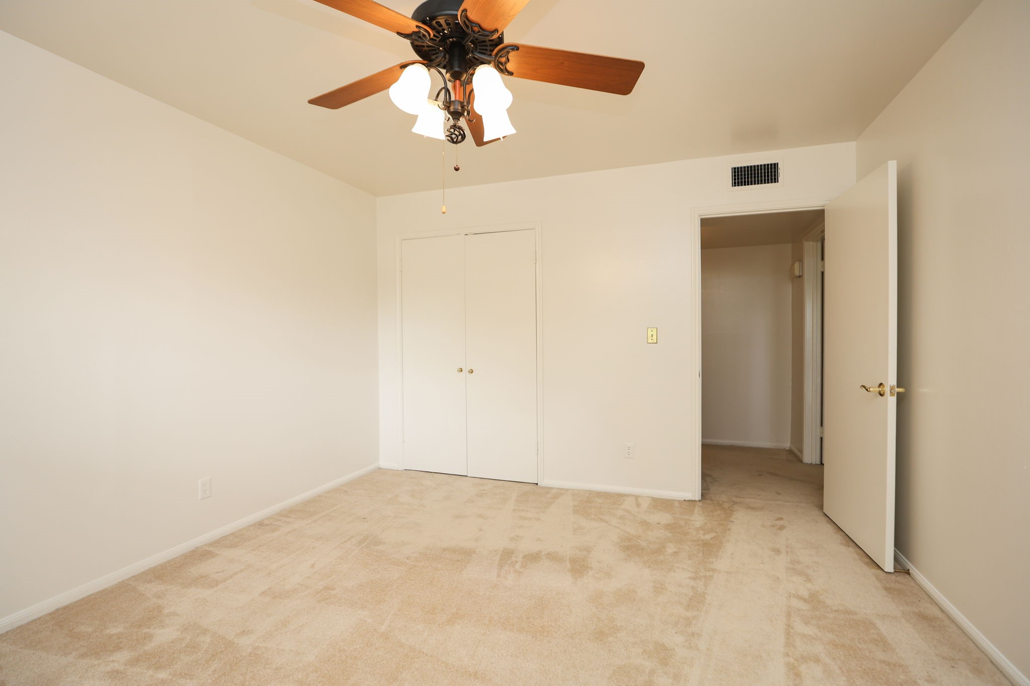666 South Ripple Creek Drive, Unit 666 Houston, TX 77057 - Photo 17 of 49 an empty room with a chandelier fan and a ceiling fan