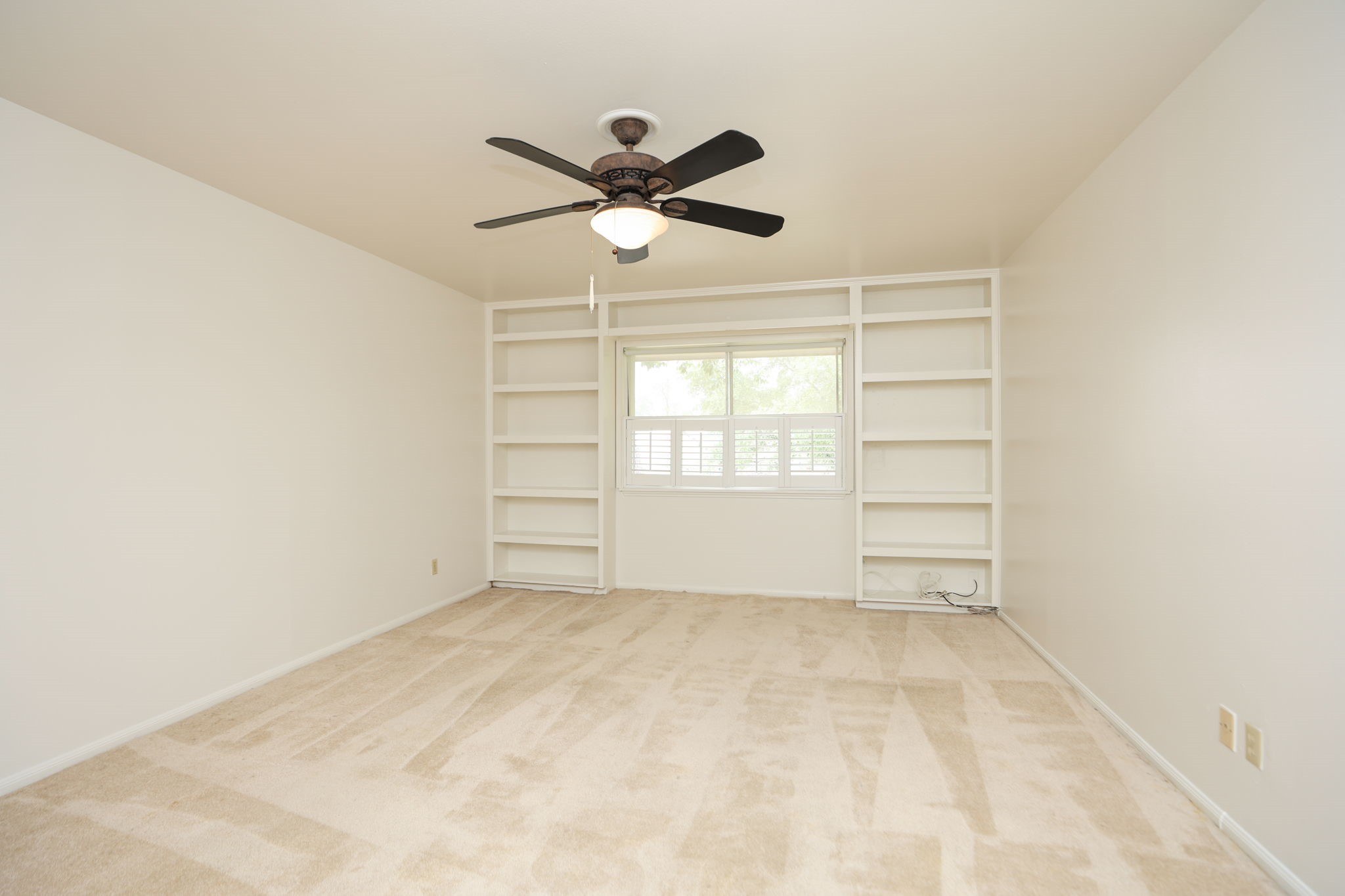666 South Ripple Creek Drive, Unit 666 Houston, TX 77057 - Photo 22 of 49 a view of an empty room with a window