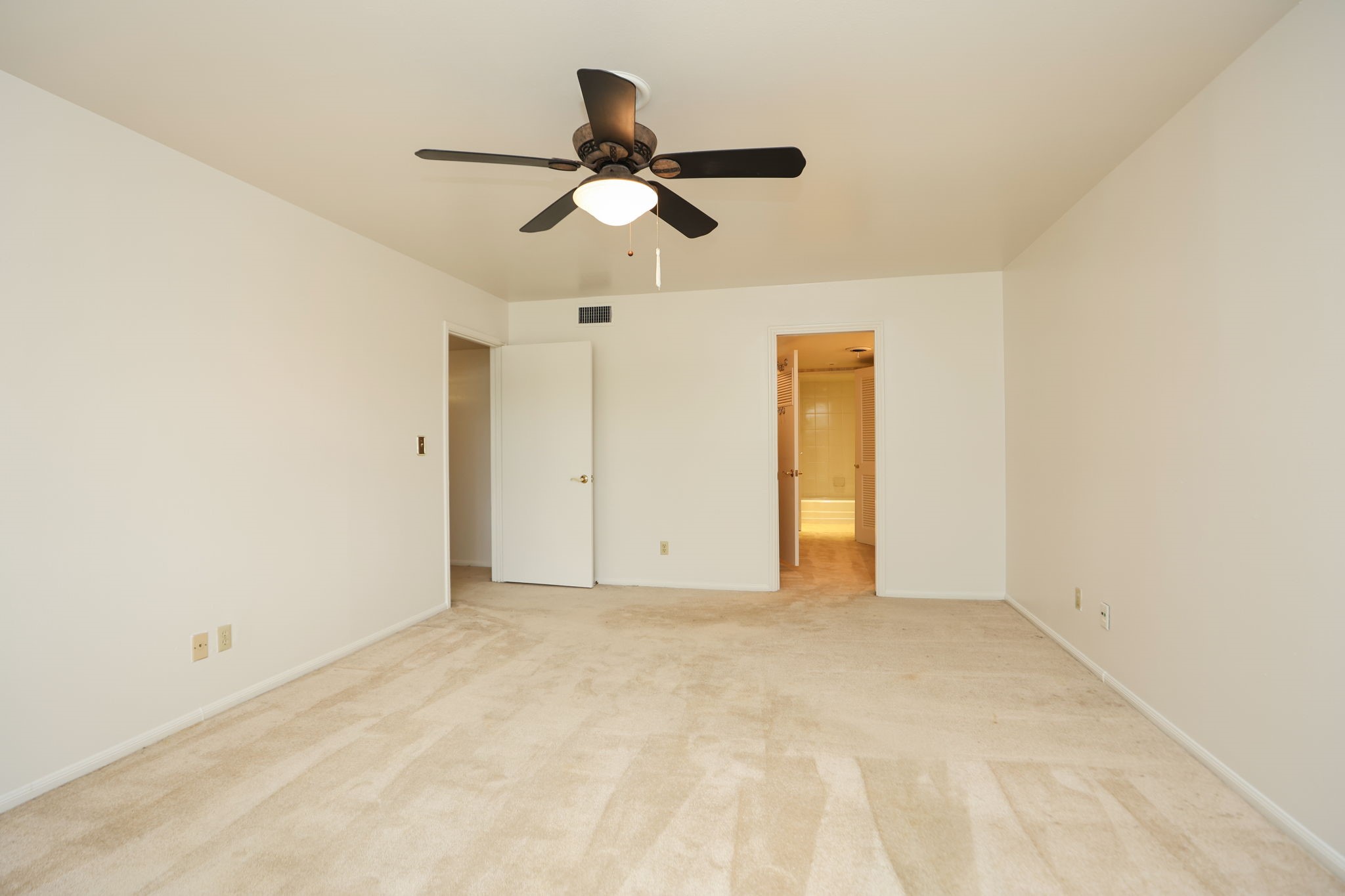 666 South Ripple Creek Drive, Unit 666 Houston, TX 77057 - Photo 24 of 49 a view of an empty room