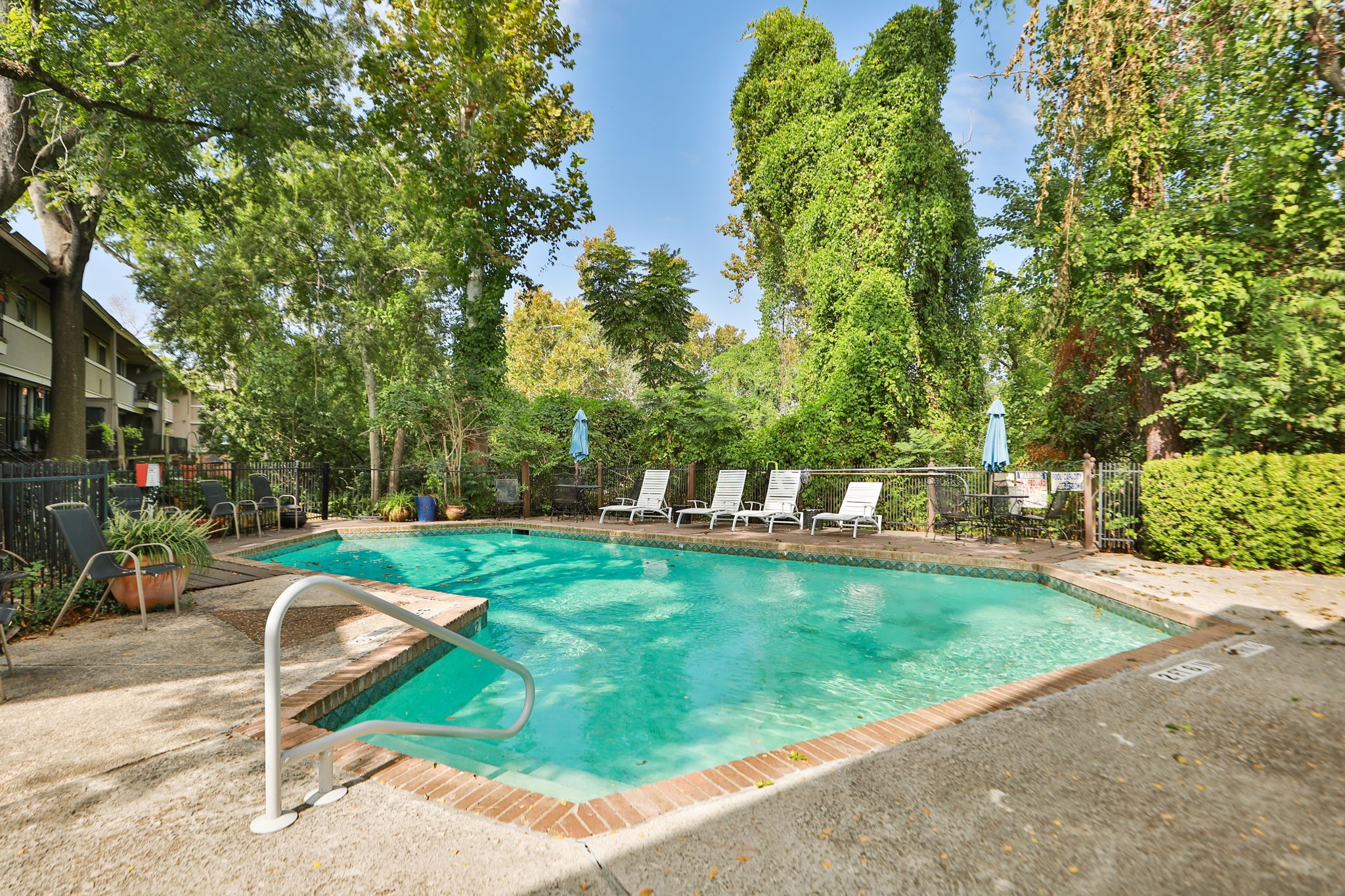 666 South Ripple Creek Drive, Unit 666 Houston, TX 77057 - Photo 41 of 49 a view of a backyard with sitting area