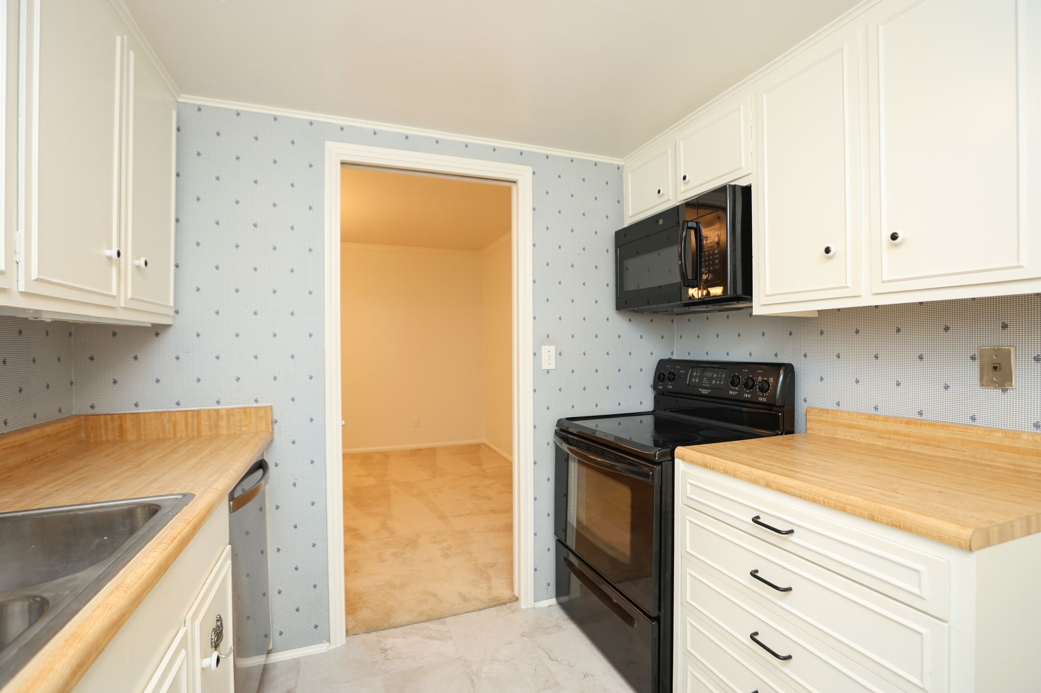 666 South Ripple Creek Drive, Unit 666 Houston, TX 77057 - Photo 10 of 49 a kitchen with a stove and a microwave