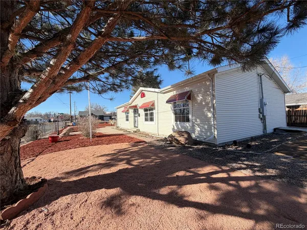 a view of a house with a yard