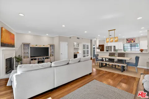 $1,899,000 | 928 11th Street, Unit 2, Santa Monica, CA 90403