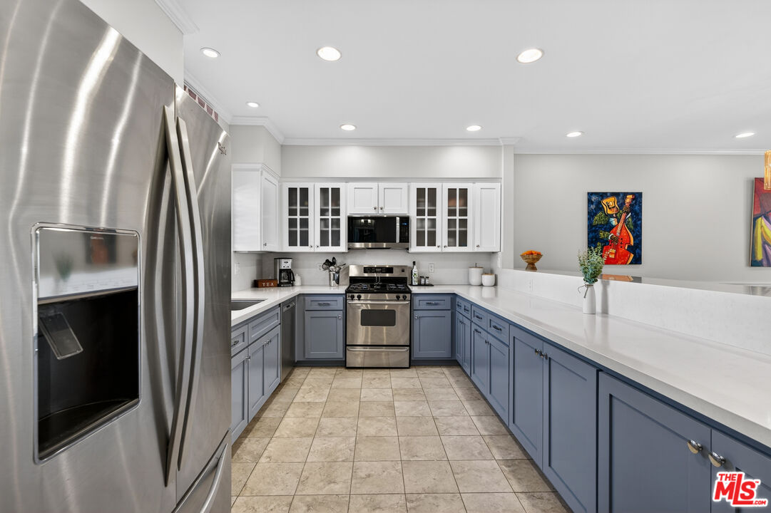 928 11th Street, Unit 2 Santa Monica, CA 90403 - Photo 3 of 46