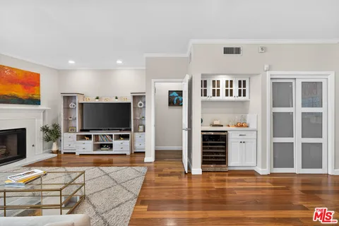 $1,899,000 | 928 11th Street, Unit 2, Santa Monica, CA 90403