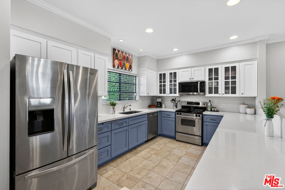 928 11th Street, Unit 2 Santa Monica, CA 90403 - Photo 4 of 46