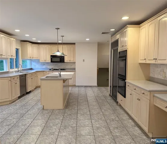 a view of back yard of the house