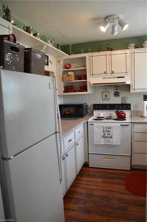 2235 Shadow Valley Road High Point, NC 27265 - Photo 4 of 18 Refrigerator may stay with acceptable net price.