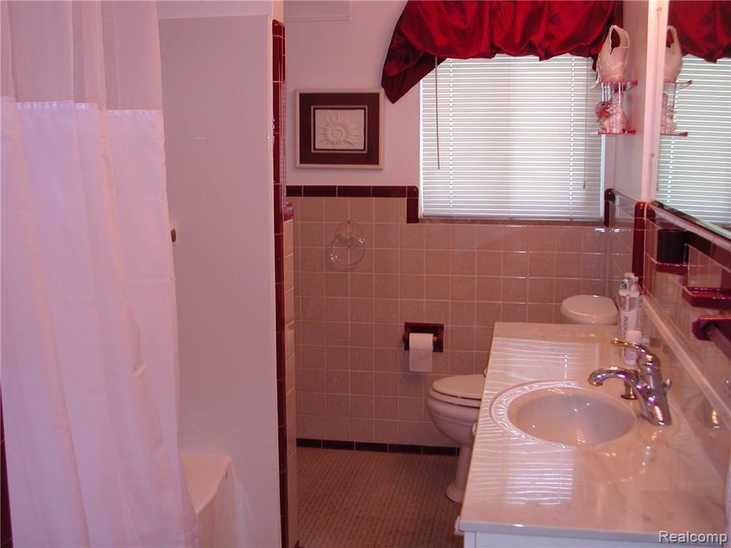 7341 Rosedale Boulevard Allen Park, MI 48101 - Photo 18 of 28 DSCN5537.JPG
