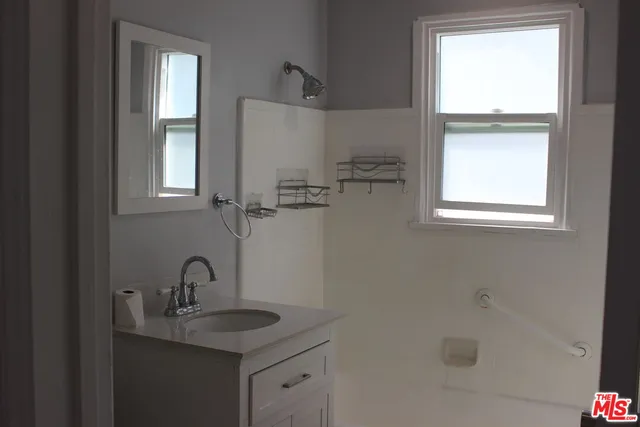 $1,995 | 1154 Irolo Street, Los Angeles, CA 90006