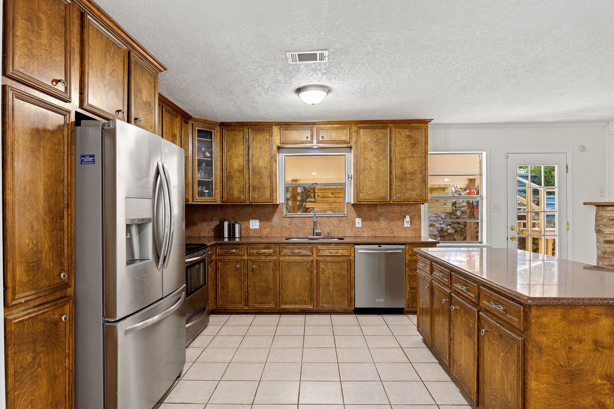 113 Hillendale Street Livingston, TX 77351 - Photo 15 of 47 Generous kitchen layout featuring stainless steel appliances.