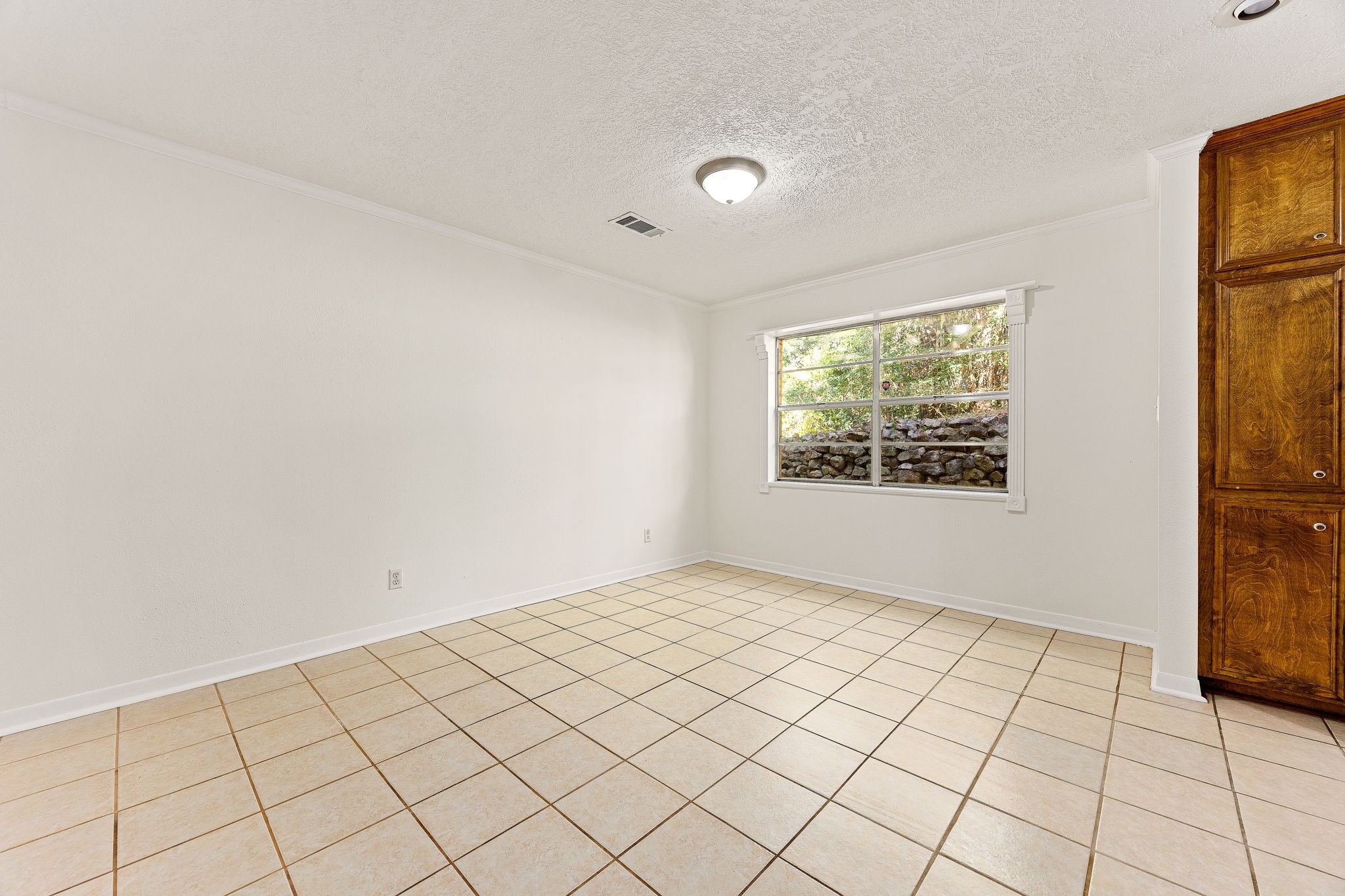 113 Hillendale Street Livingston, TX 77351 - Photo 17 of 47 Bright dining space with convenient access to the kitchen.