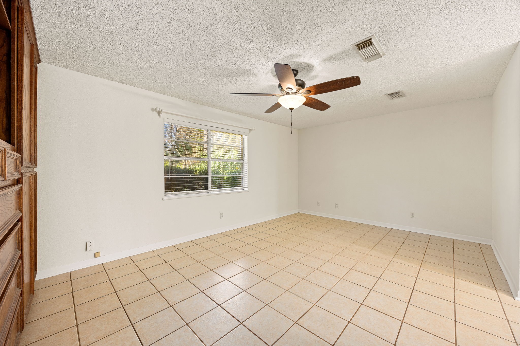 113 Hillendale Street Livingston, TX 77351 - Photo 20 of 47 Spacious bedroom with natural light and ceiling fan