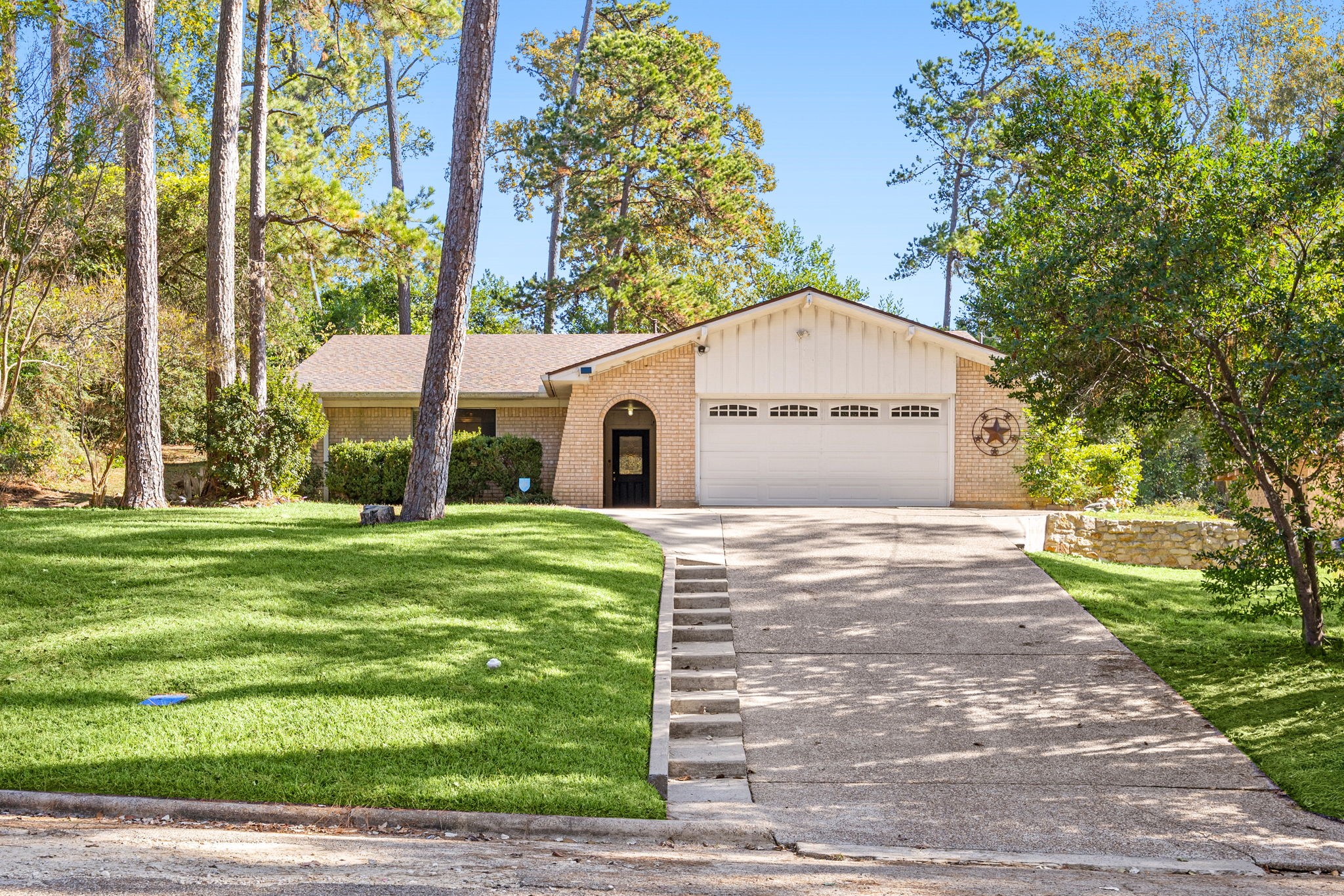 113 Hillendale Street Livingston, TX 77351 - Photo 2 of 47 Wide driveway and neatly maintained front elevation.