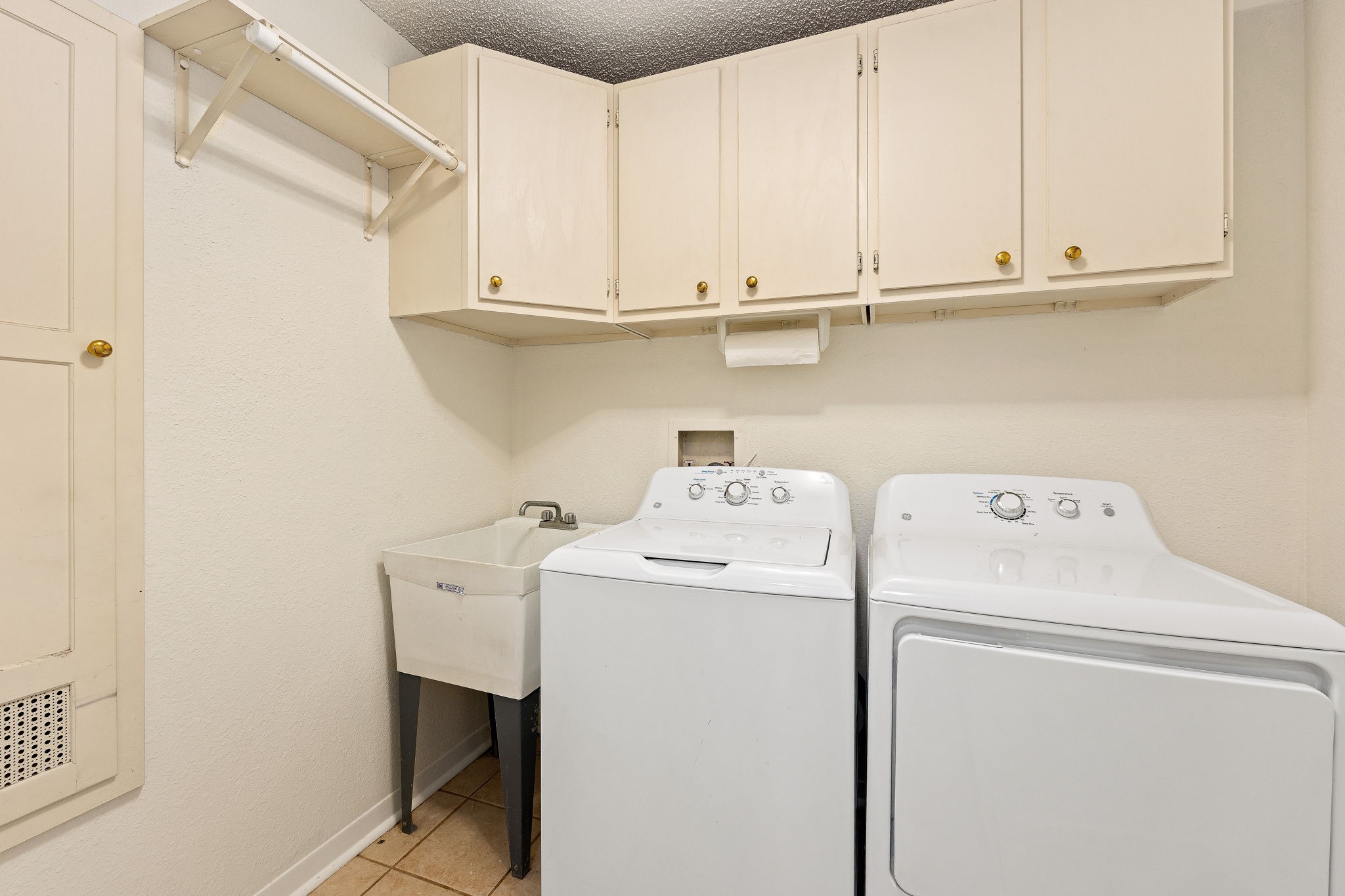 113 Hillendale Street Livingston, TX 77351 - Photo 24 of 47 Laundry room with upper cabinetry and utility sink.