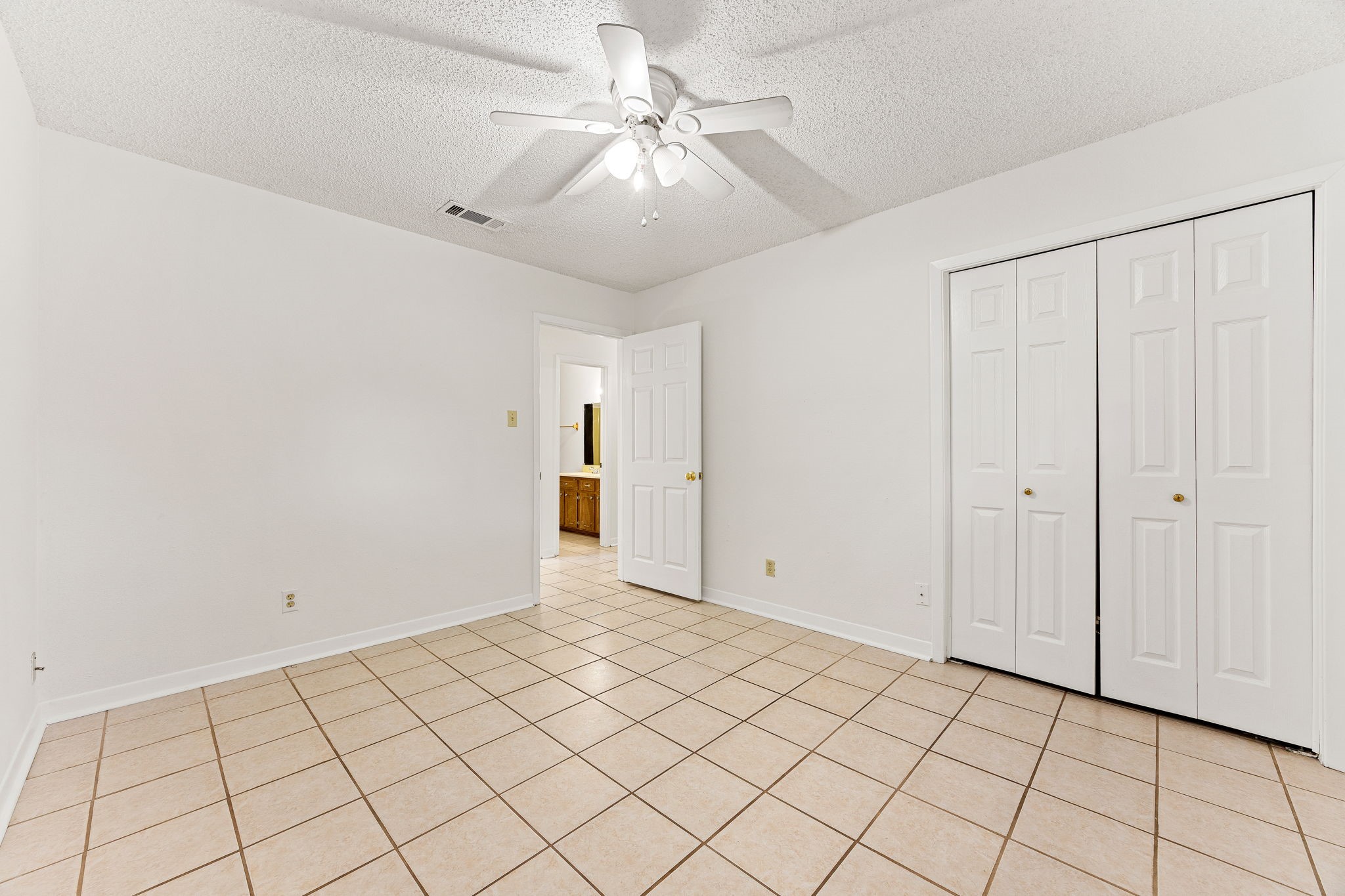 113 Hillendale Street Livingston, TX 77351 - Photo 25 of 47 Large secondary bedroom with double-door closet.