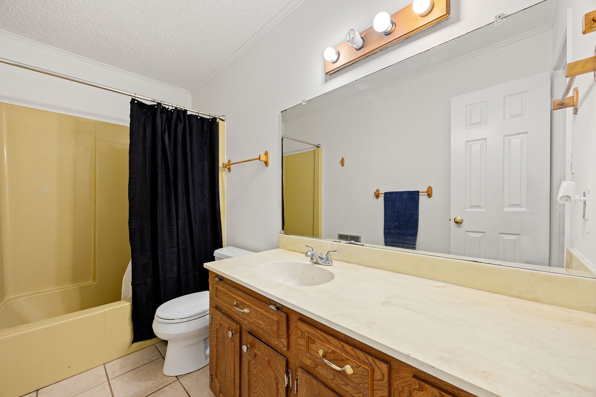 113 Hillendale Street Livingston, TX 77351 - Photo 26 of 47 Second full bathroom with extended vanity and storage.