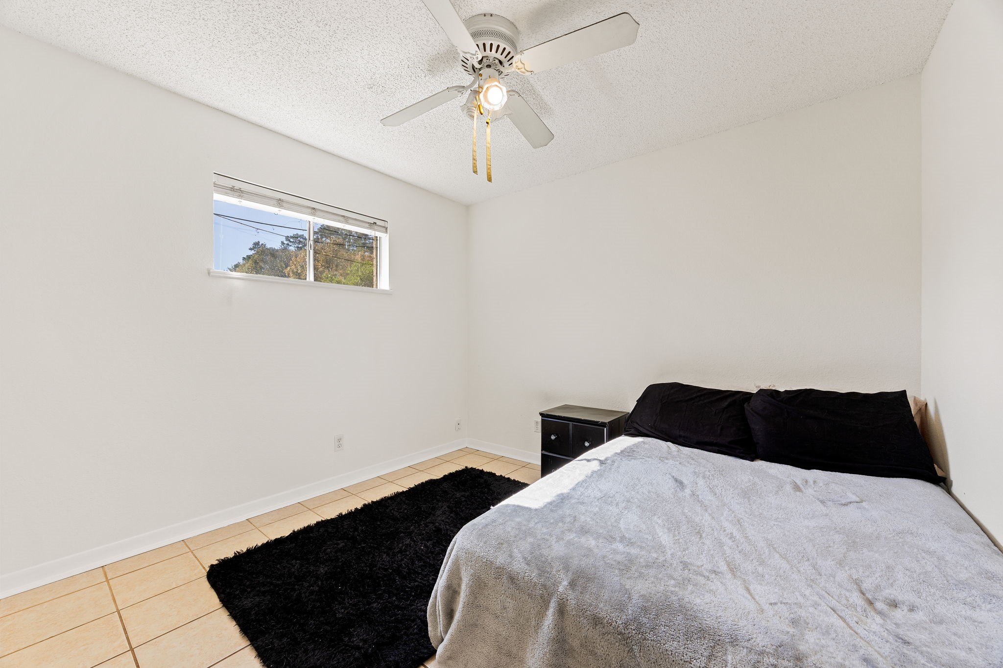 113 Hillendale Street Livingston, TX 77351 - Photo 27 of 47 Bright secondary bedroom with ceiling fan and natural light.
