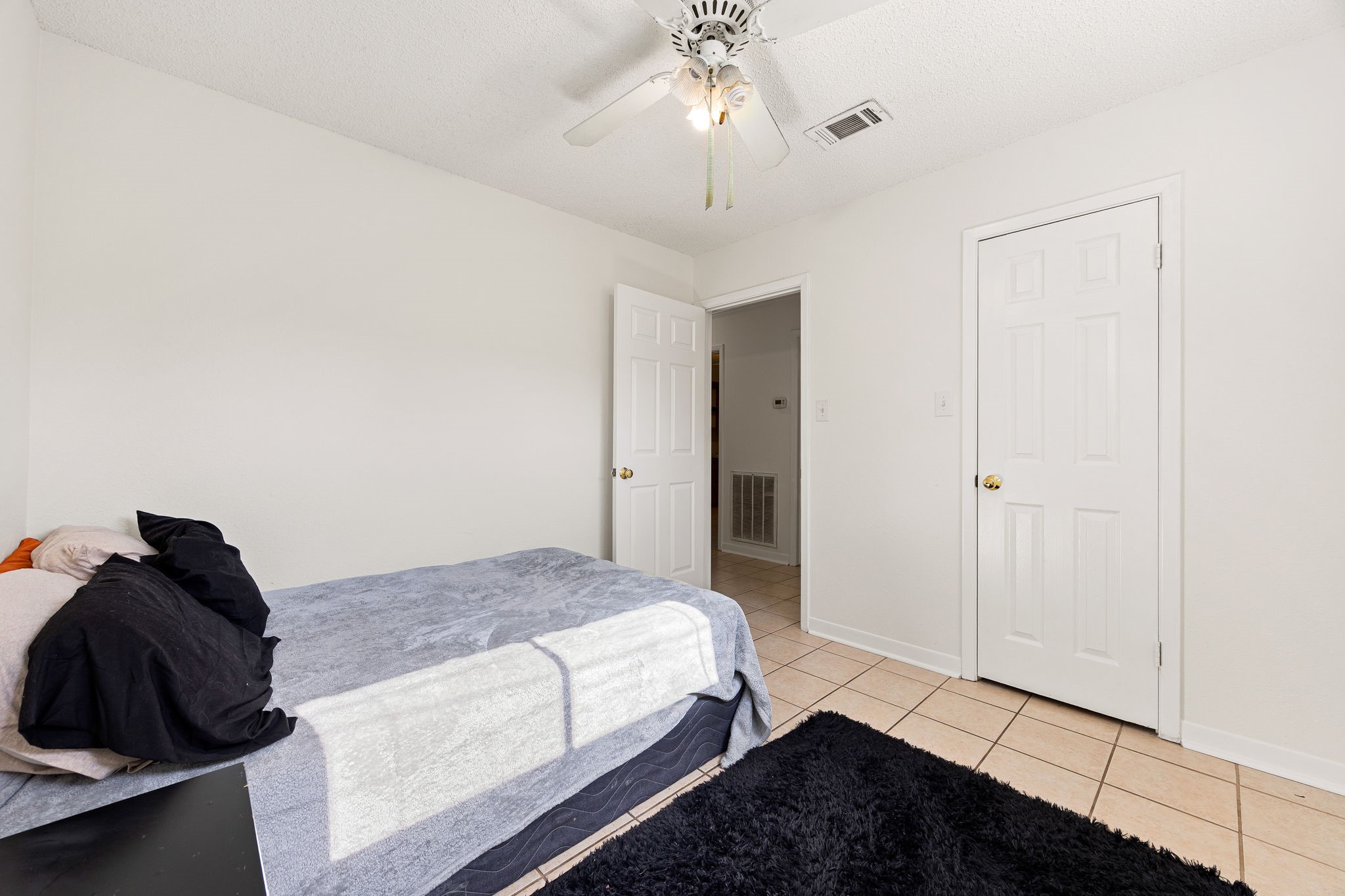 113 Hillendale Street Livingston, TX 77351 - Photo 28 of 47 Bright secondary bedroom with ceiling fan and natural light.