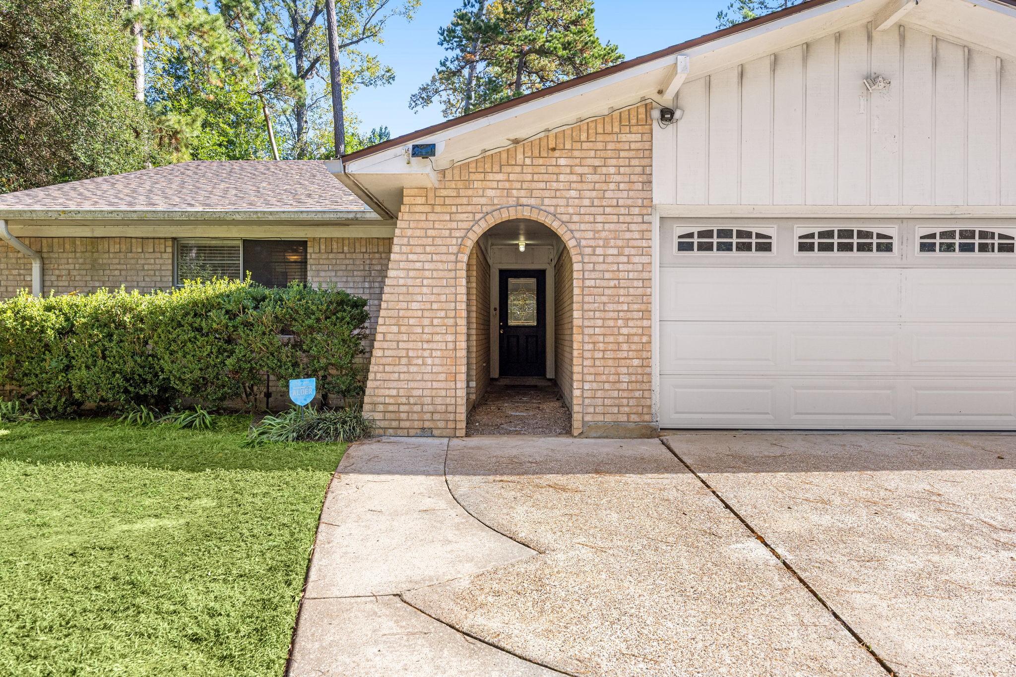 113 Hillendale Street Livingston, TX 77351 - Photo 5 of 47 Covered entryway and attached garage for everyday convenience.