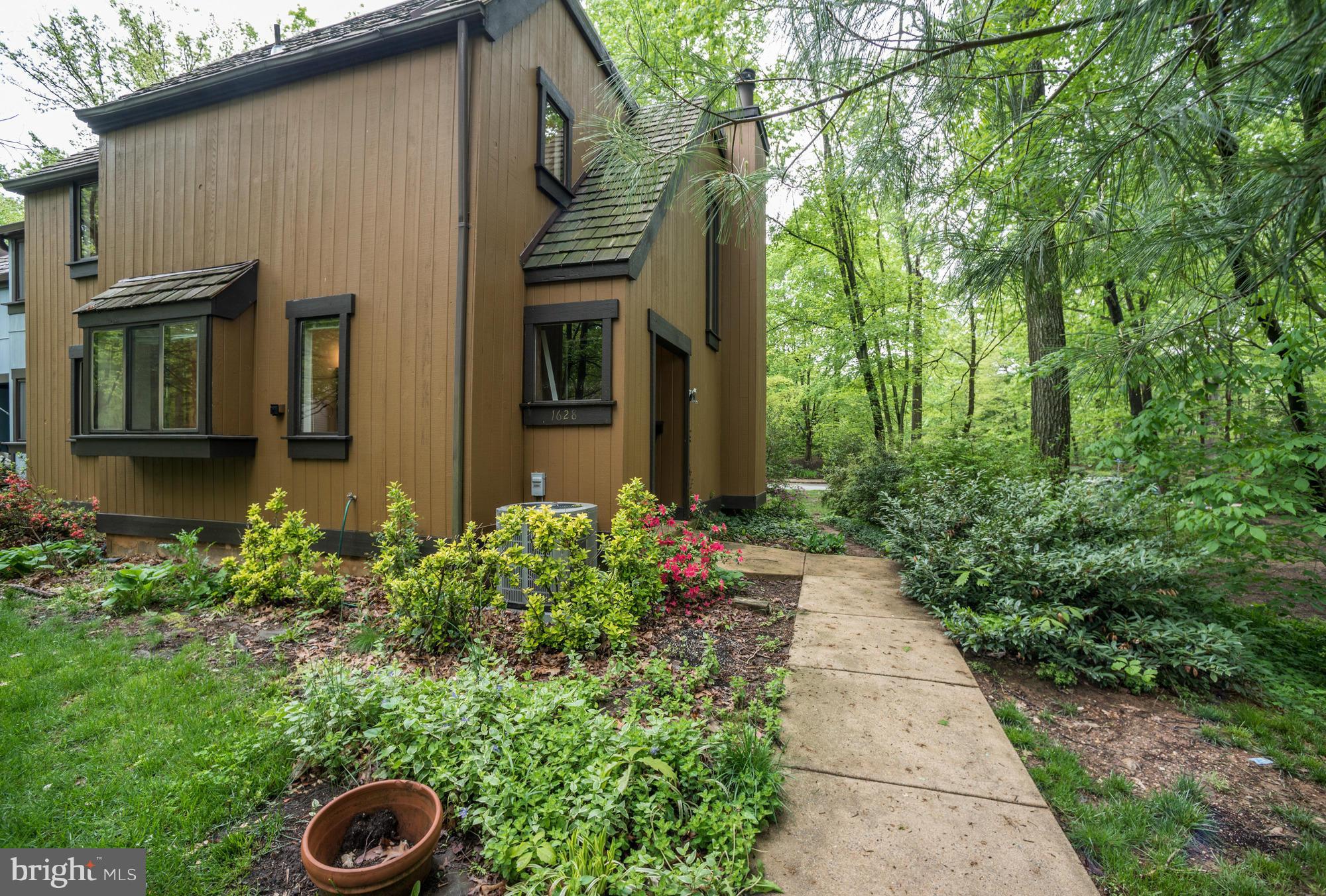 1628 Bentana Way Reston, VA 20190 - Photo 2 of 26 Exterior (Front)