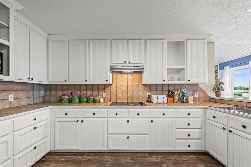 314 Jackson Heights Lorena, TX 76655 - Photo 17 of 40 Large Open Kitchen