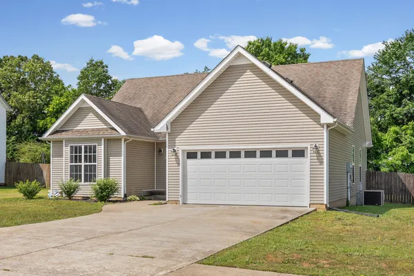 $1,900 | 1036 Freedom Drive, Clarksville, TN 37042