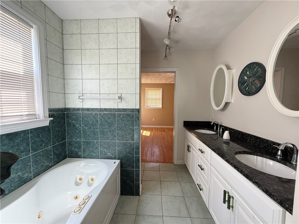 22 Chicory Lane Cranston, RI 02921 - Photo 7 of 19