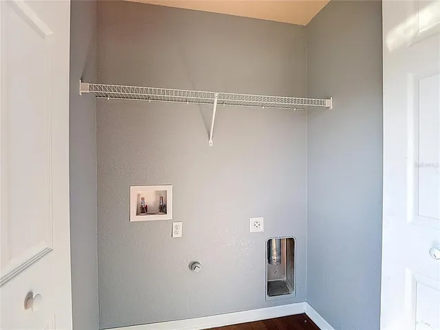 a view of an house with backyard and garden