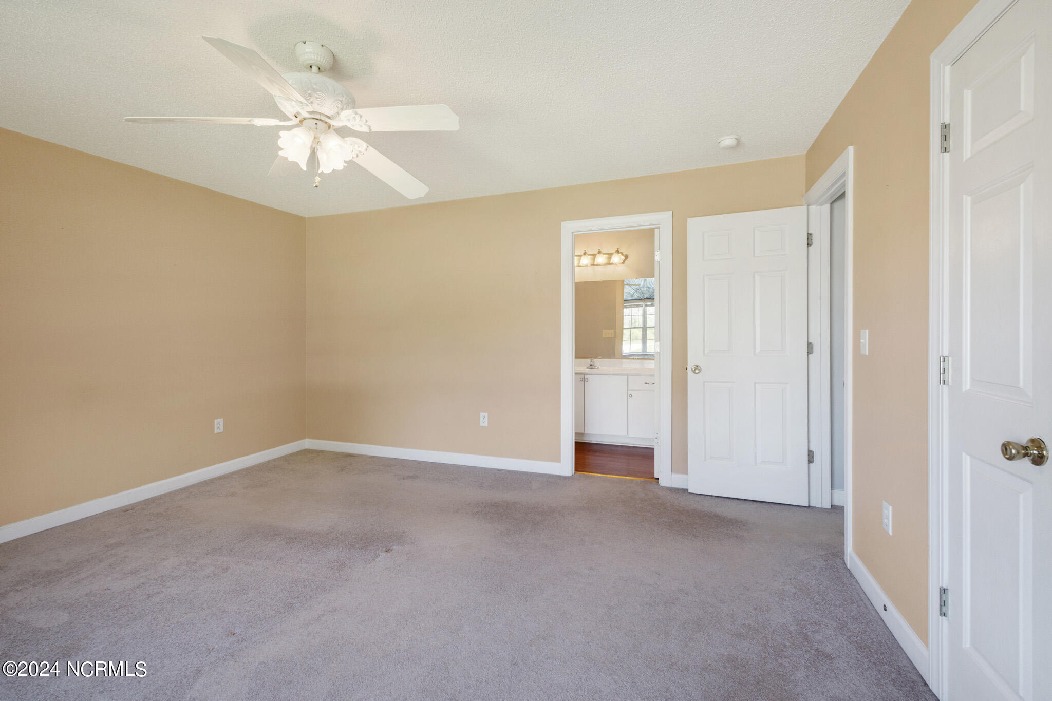 1263 Elijah Loftin Road Kinston, NC 28504 - Photo 21 of 29 int (9)