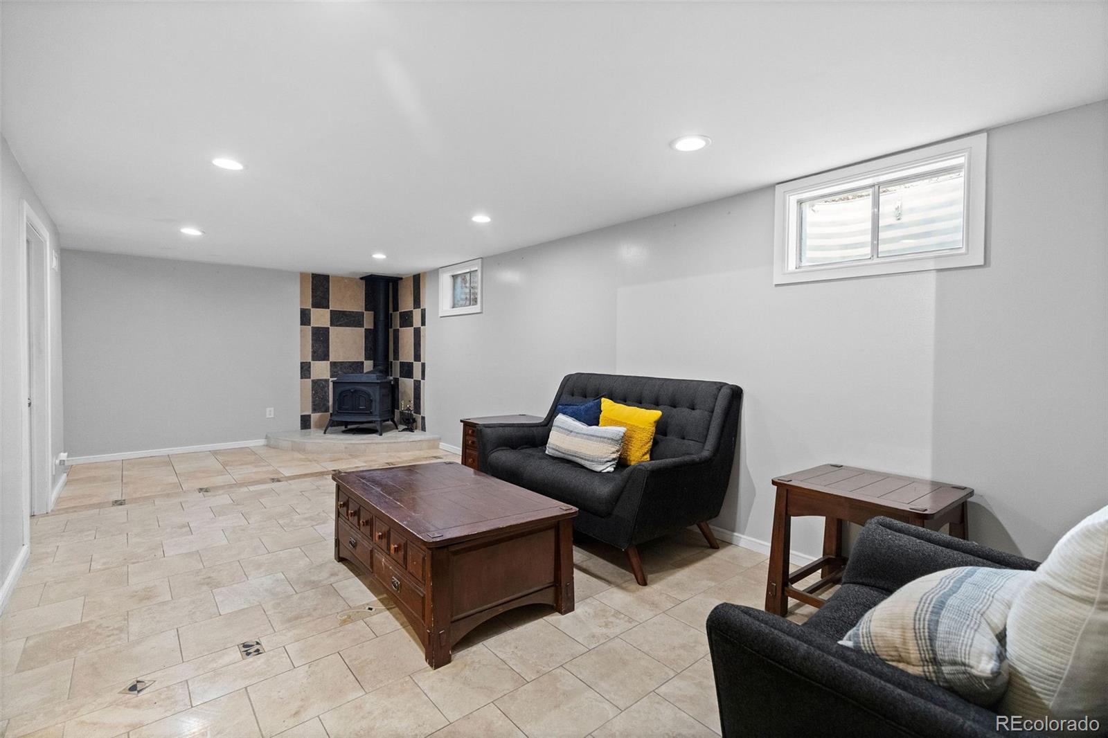 642 South Racine Street Aurora, CO 80012 - Photo 23 of 36 a living room with furniture