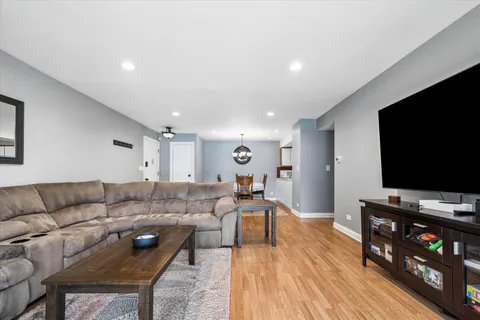 $225,000 | 4607 Kings Walk Drive, Unit 1B, Rolling Meadows, IL 60008