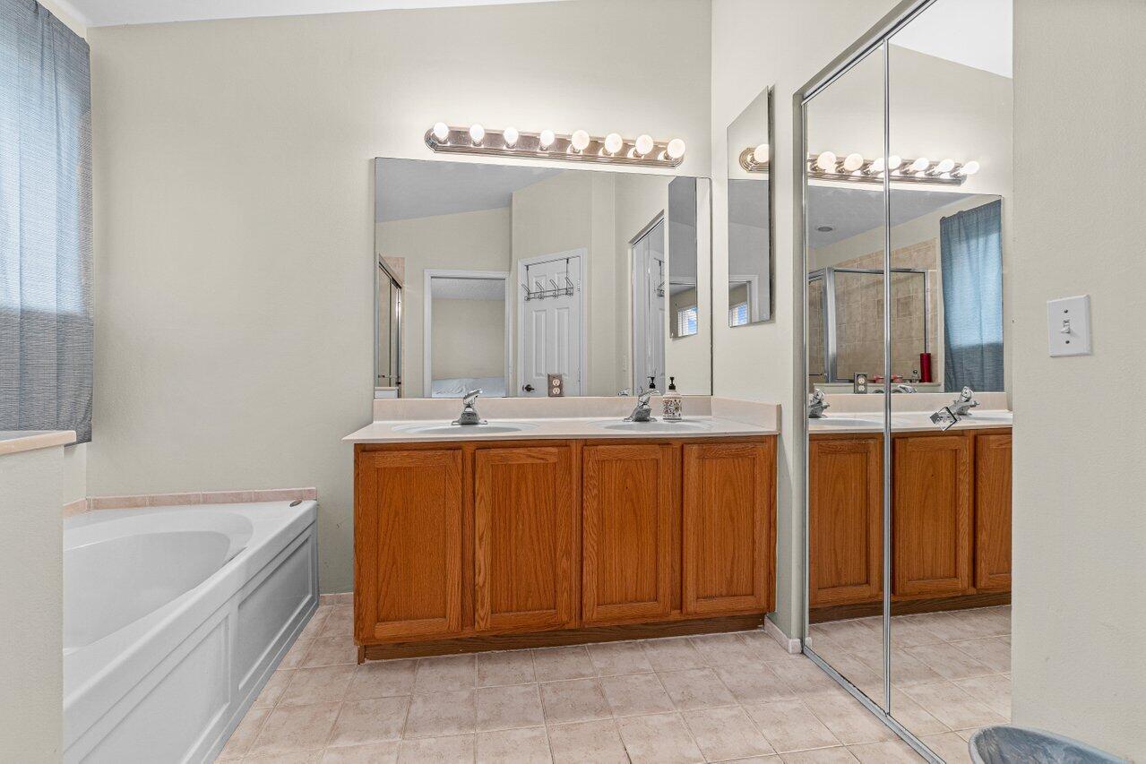 8303 Via Leonessa Boca Raton, FL 33433 - Photo 14 of 36 020-8303ViaLeonessa-BocaRaton-FL-33433-S