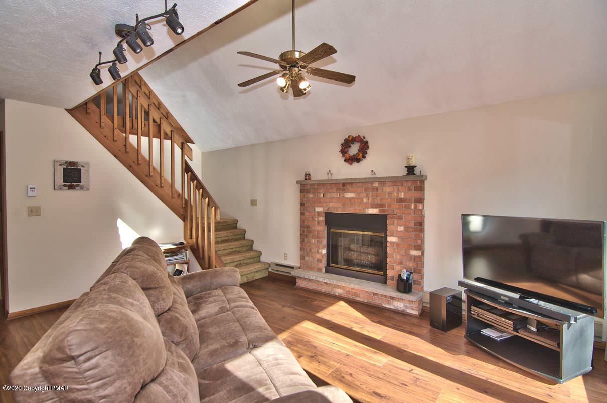 2121 Wilderland Road Tamiment, PA 18371 - Photo 9 of 65 Living Room