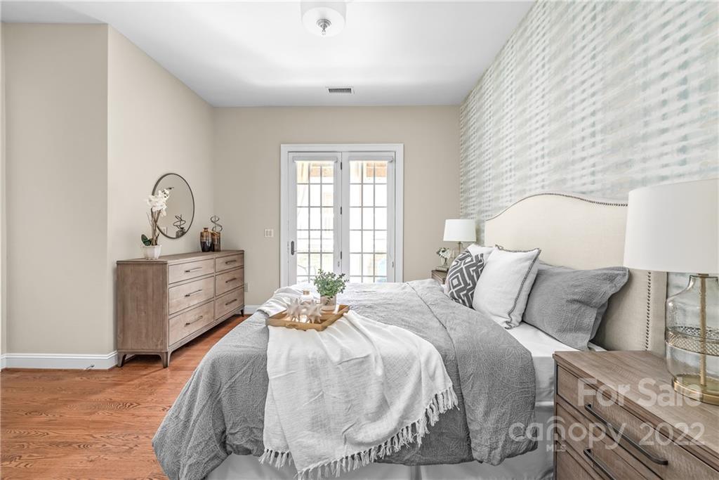 255 Queens Road, Unit 255 Charlotte, NC 28204 - Photo 18 of 32 a spacious bedroom with a bed and a window