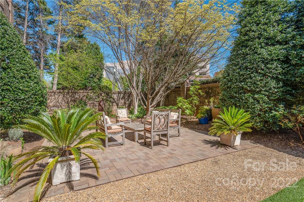 255 Queens Road, Unit 255 Charlotte, NC 28204 - Photo 28 of 32 a view of a table and chairs in patio