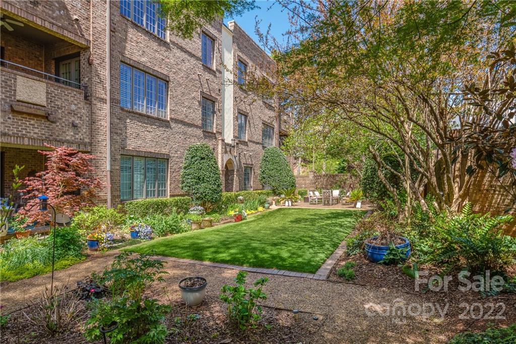255 Queens Road, Unit 255 Charlotte, NC 28204 - Photo 30 of 32 a backyard of a house with lots of green space