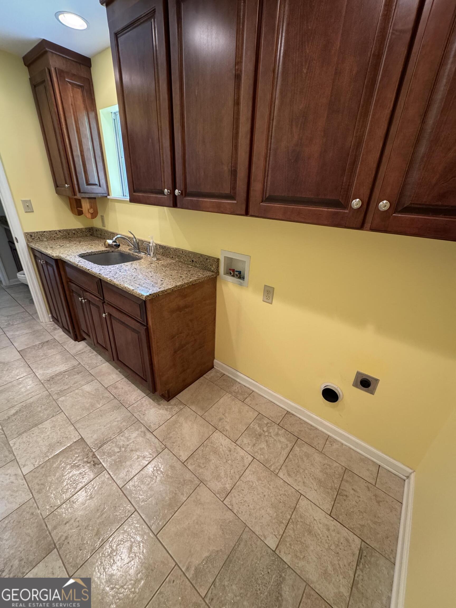 355 Summer Hill Road Thomasville, GA 31757 - Photo 14 of 50 a room with granite countertop a rug and a window