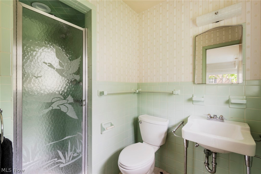 176 Pembroke Road Akron, OH 44333 - Photo 22 of 28 BATHROOM IN PRIMARY SUITE.