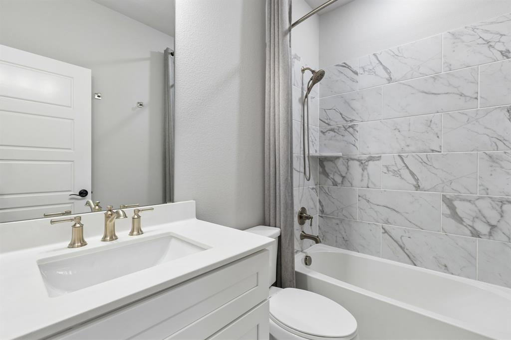 532 Remington Road Celina, TX 75009 - Photo 27 of 33 2nd Floor bathroom