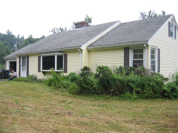 a view of a house with a yard