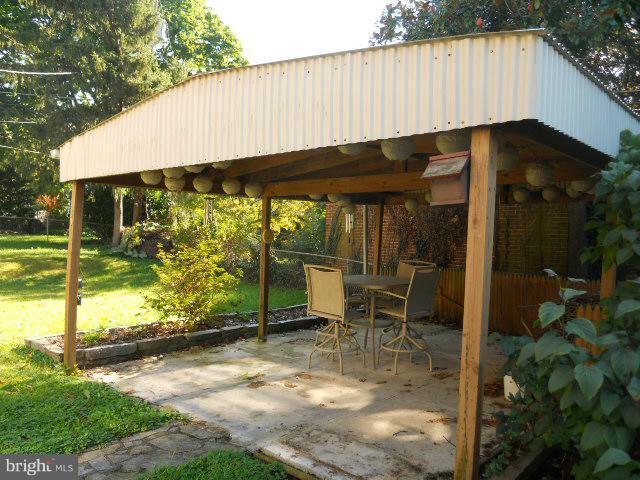7311 Knollwood Road Baltimore, MD 21286 - Photo 30 of 30 an outdoor space with lots of water fountain